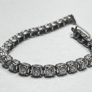 Perfect condition Harry Winston style 9 ct diamond tennis bracelet white gold.